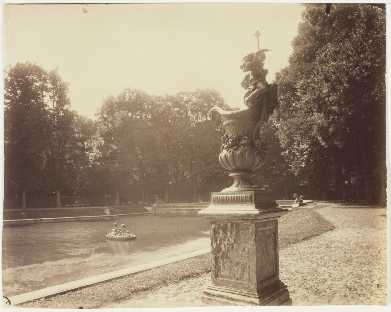 Versailles, Grand Trianon, (Loden vaas van Le Lorrain) door Jean Eugène Auguste Atget