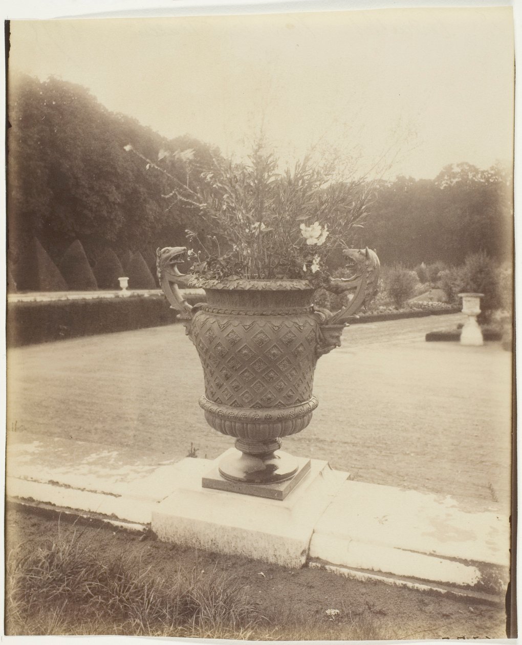 Versailles, vaas van Ballin door Jean Eugène Auguste Atget