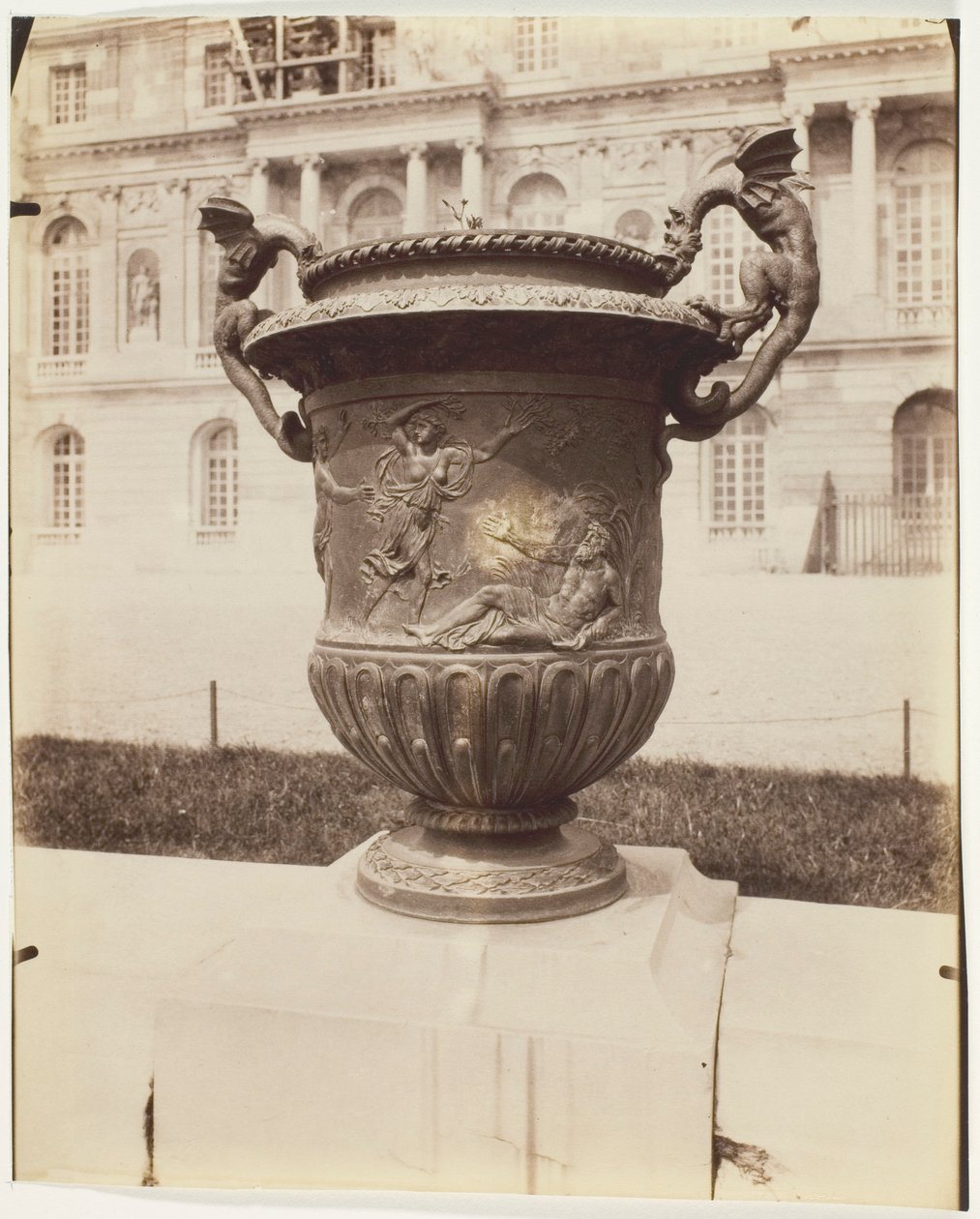 Versailles, vaas van Ballin door Jean Eugène Auguste Atget