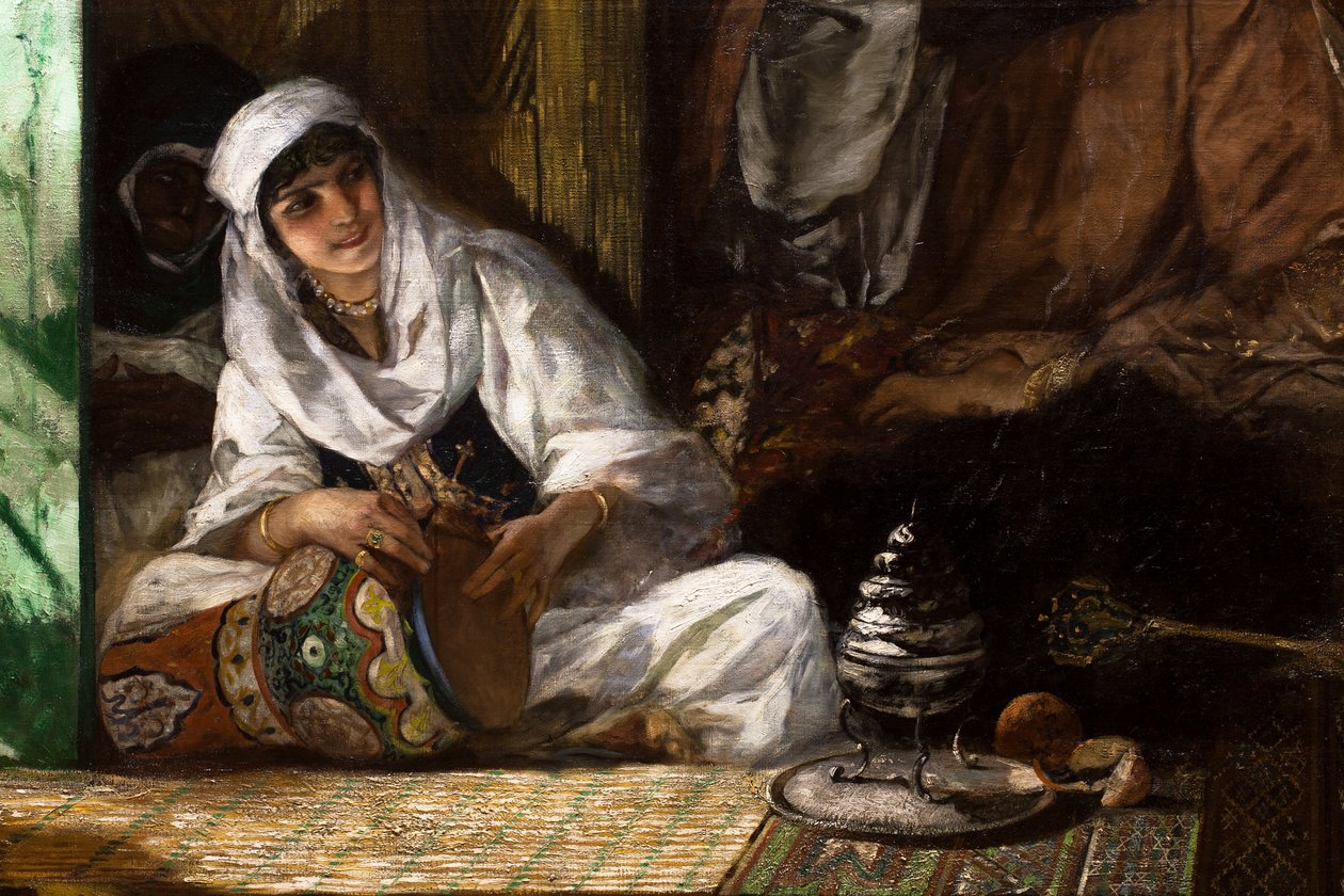 Interieur van een harem in Marokko, detail: vrouw speelt derbouka door Jean Joseph Benjamin Constant
