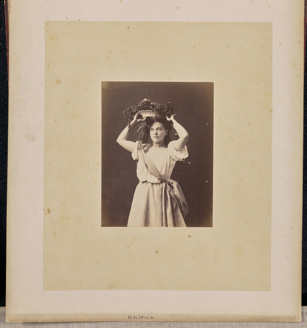 [Portret van een vrouw met krans]. door Jean Pierre Bertrand Eugène Pégot Ogier