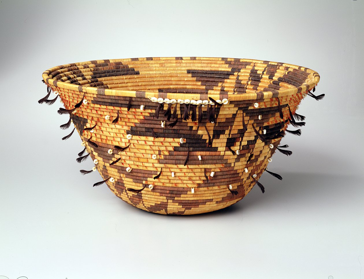 Meisjes Gedraaide Bruidsschat of Puberteitsmand, Pomo, Pinoleville, Californië door Jenny Hughes