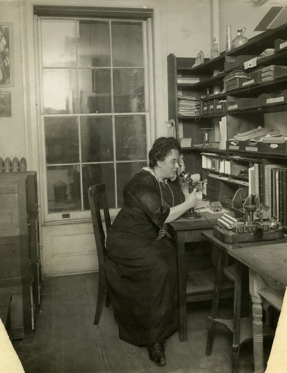 Beals in haar studio, ca. 1912-18 door Jessie Tarbox Beals
