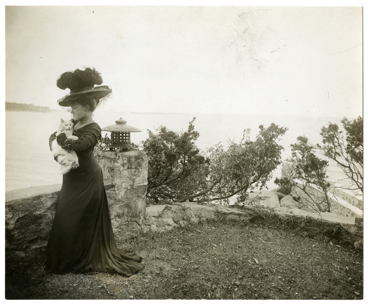 Ella Wheeler Wilcox op Sound Beach, Conn, ca. 1905-11 door Jessie Tarbox Beals
