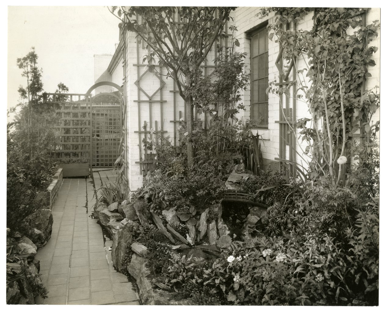 Tuin van mevrouw Regina Jais, ca. 1936-37 door Jessie Tarbox Beals