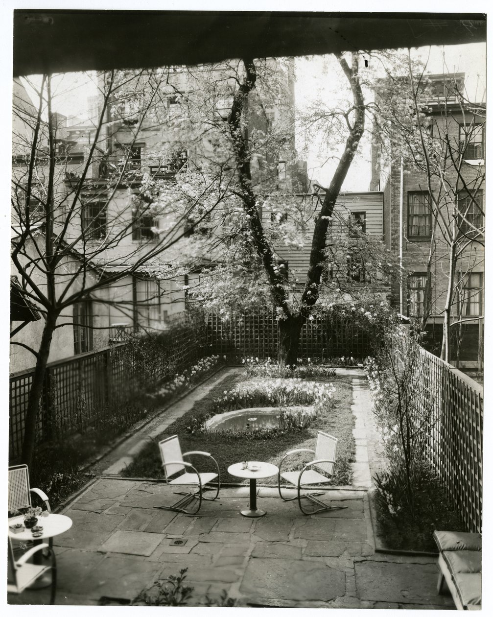 Tuin van mevrouw W H Wells 265 W 11th door Jessie Tarbox Beals