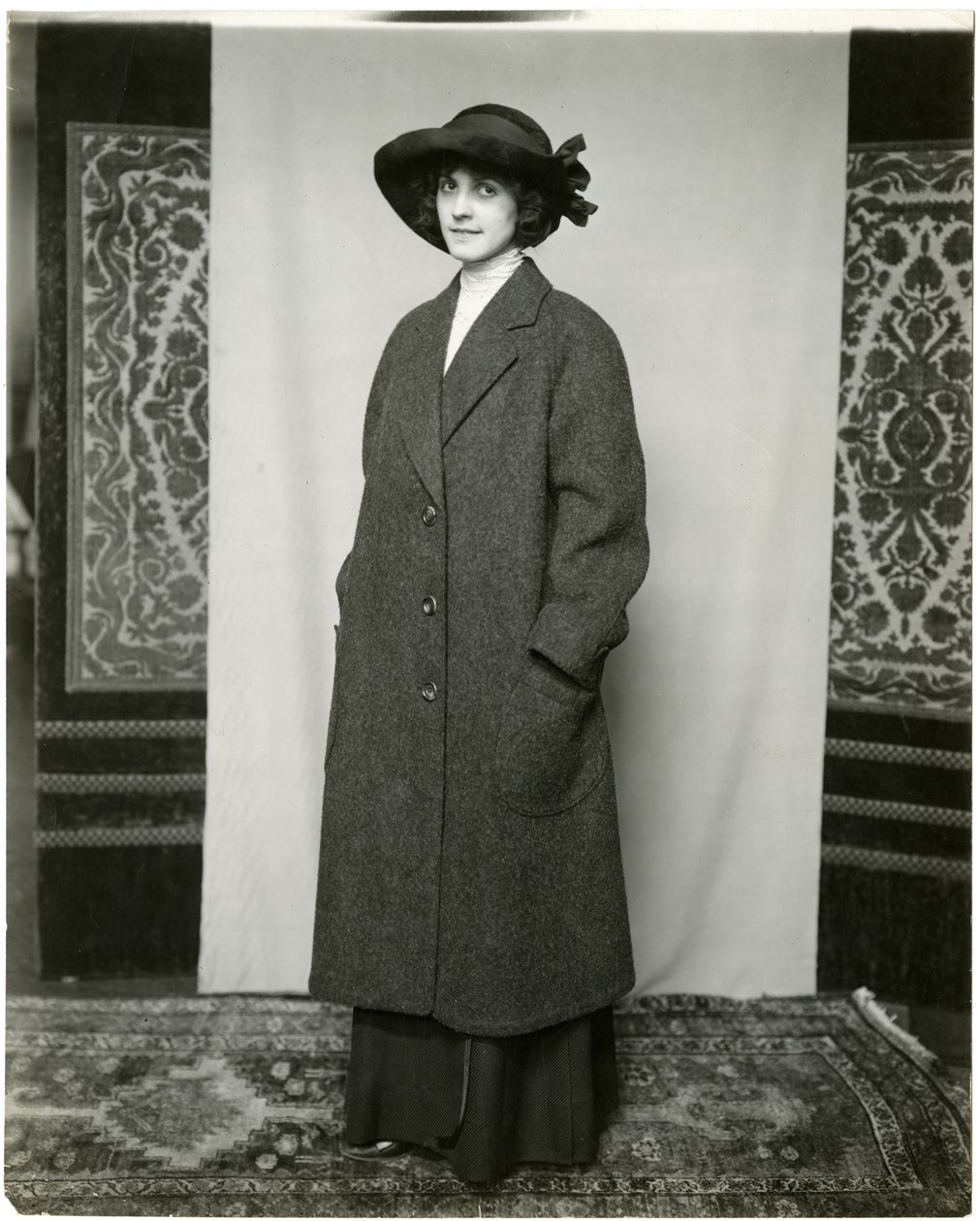 Grijze jas, Arnold & Constable, ca. 1905-18 door Jessie Tarbox Beals