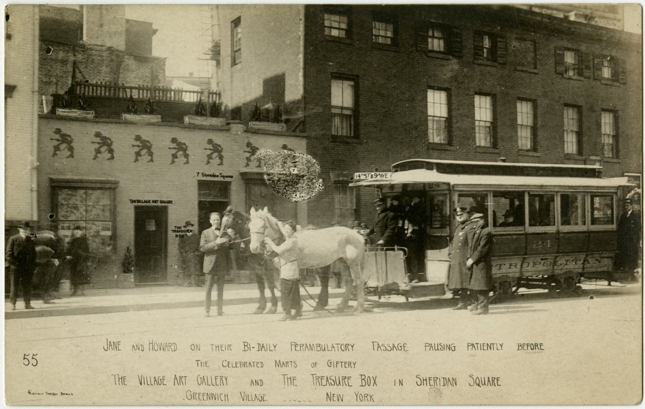 Jane en Howard op hun twee dagelijkse wandelingen pauzeren geduldig voor de beroemde markten van geschenken The Village Art Gallery en The Treasure Box in Sheridan Square, Greenwich Village, New York, VS door Jessie Tarbox Beals