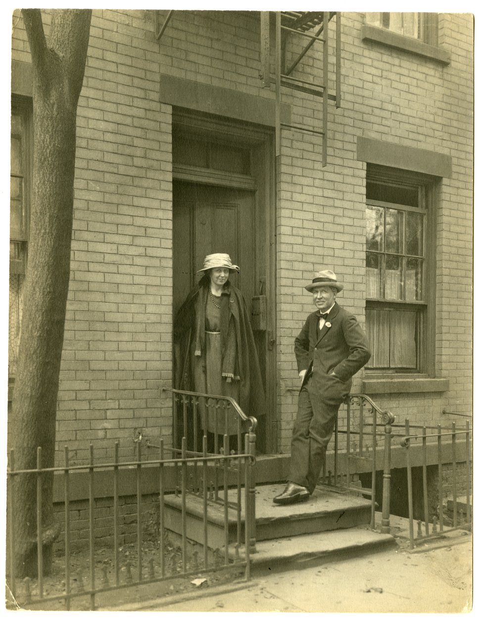 Mr Llewelyn Powys, auteur & zijn vrouw, ca. 1905-40 (gelatinezilver foto) door Jessie Tarbox Beals