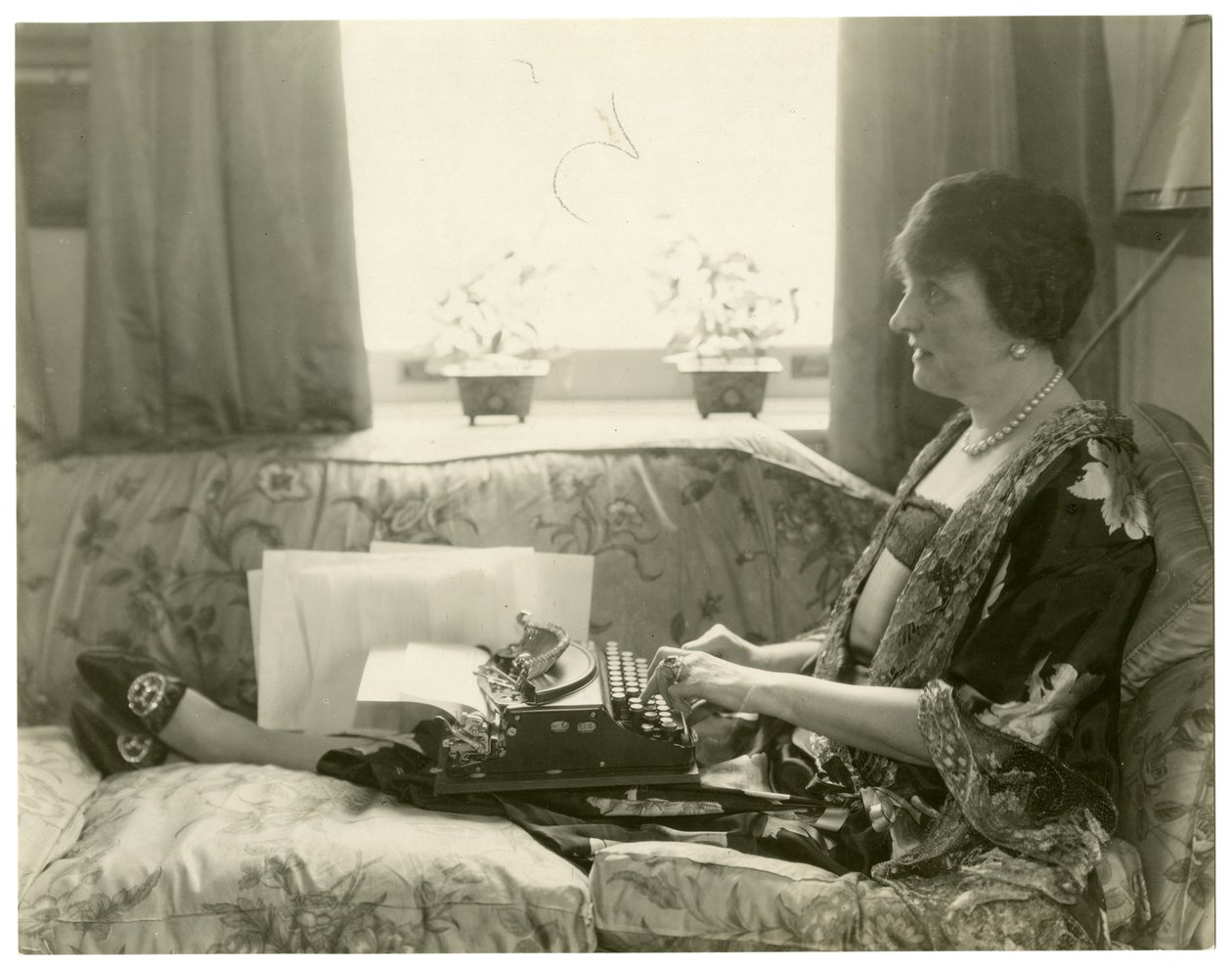 Mevrouw Emily Post, auteur van Etiquette, ca. 1926-28 door Jessie Tarbox Beals
