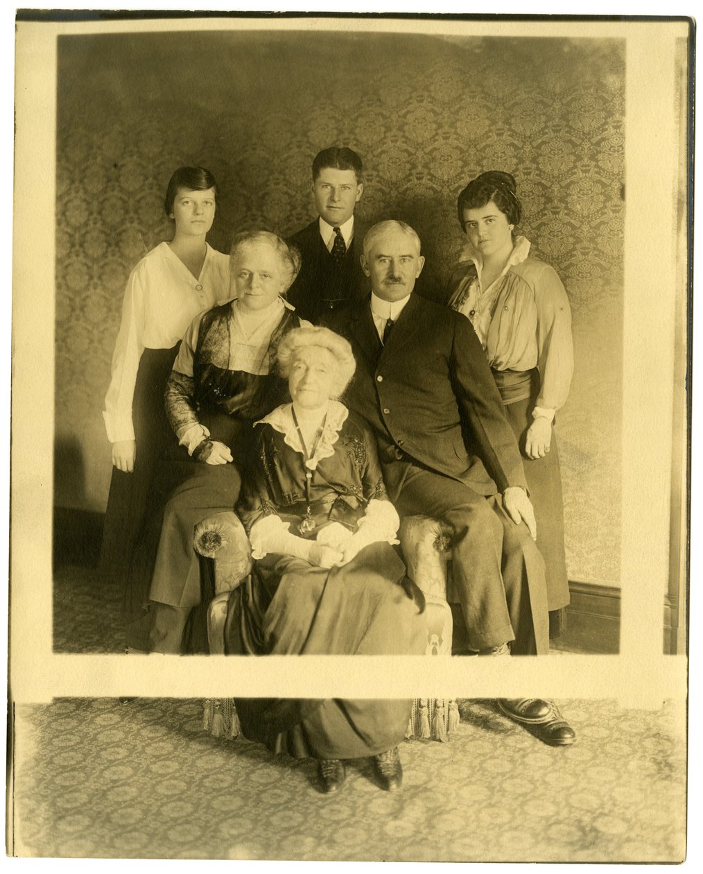 Oude dame is mevrouw Lyman James, zus van Marshall Field, ca. 1905-28 door Jessie Tarbox Beals