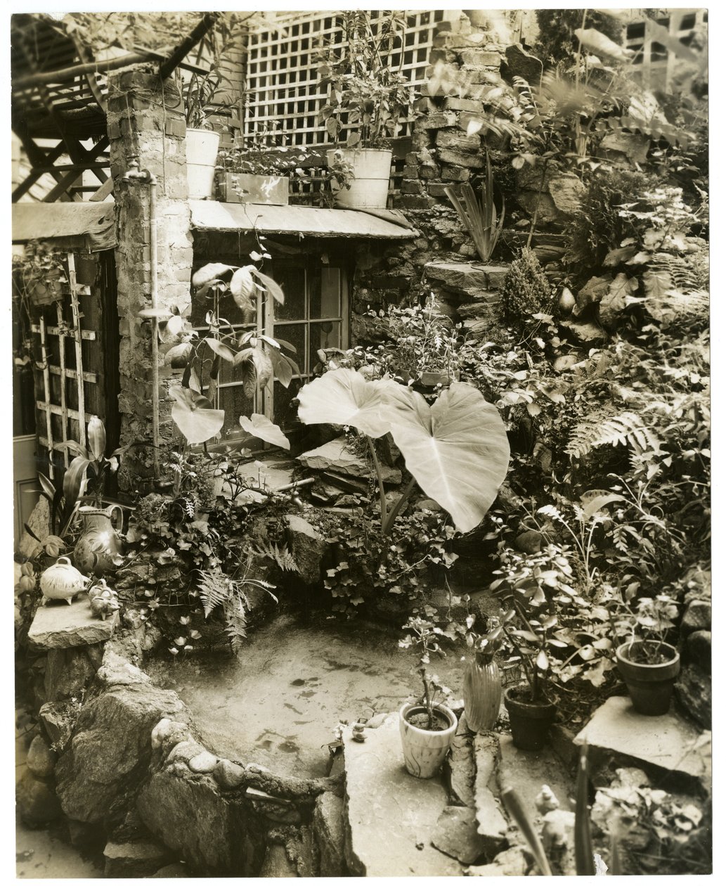 Zwembad met terras Huis van George en Mary Stonehill, Greenwich Village, New York, VS, c.1936-37 door Jessie Tarbox Beals
