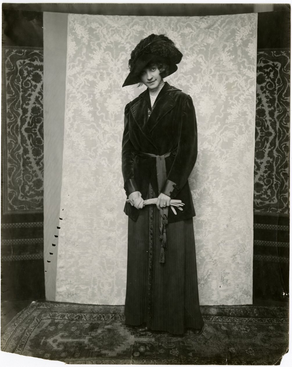 Rood fluwelen pak met geplooide rok, Arnold & Constable, ca. 1905-18 door Jessie Tarbox Beals