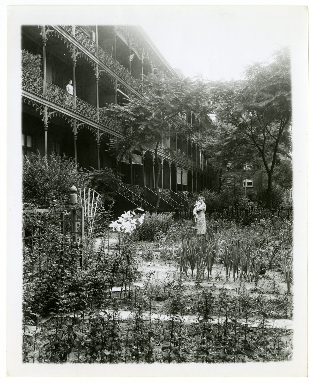 Rhinelander House tuinen, W 11th St, Greenwich Village, New York, USA, c.1905-38 door Jessie Tarbox Beals