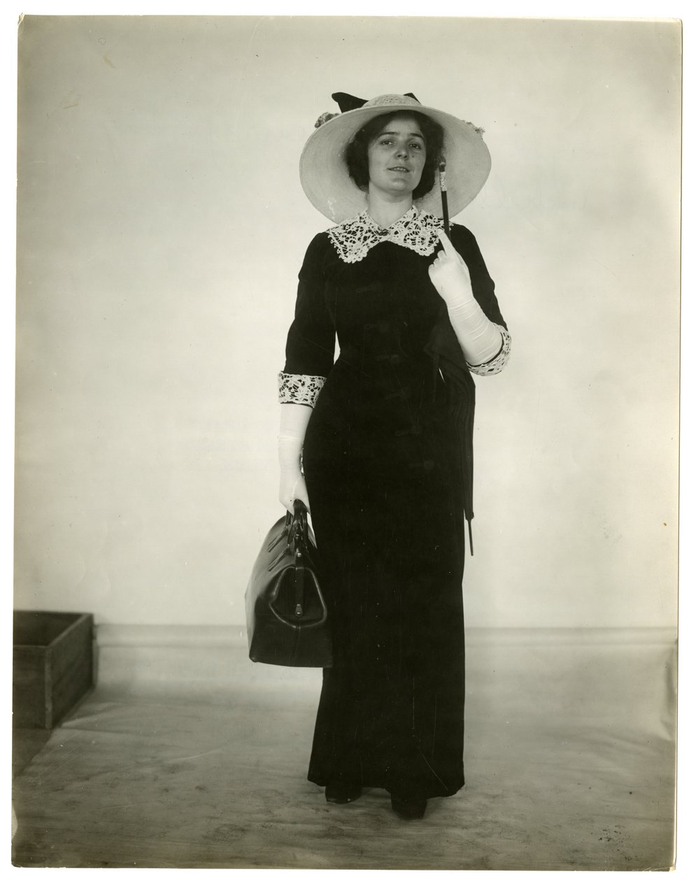 Juiste manier om een tas en paraplu te dragen, c.1905-18 door Jessie Tarbox Beals