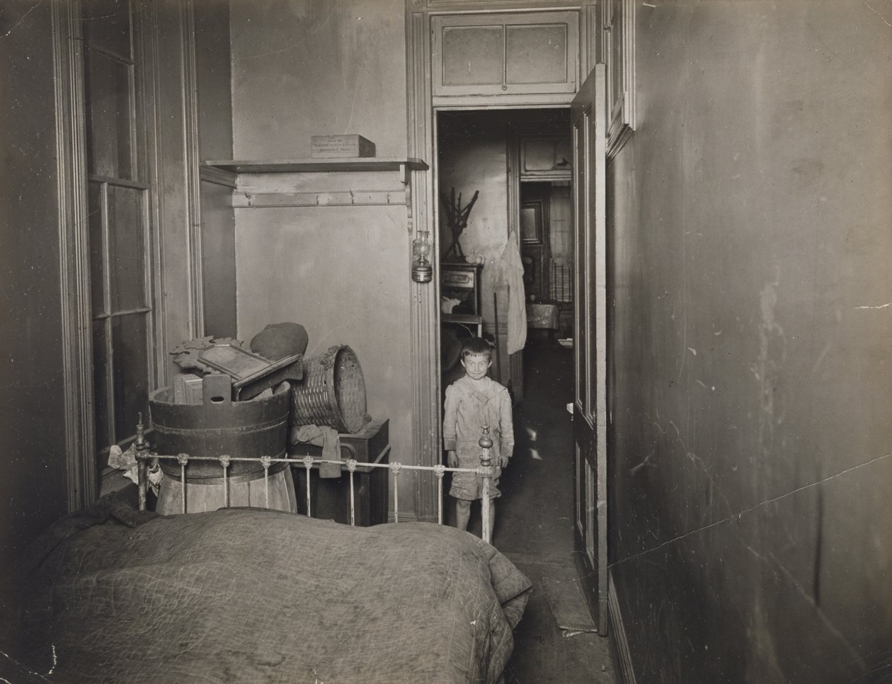 Zonder titel (Jongen in slaapkamer), ca. 1910 (gelatinezilverdruk) door Jessie Tarbox Beals
