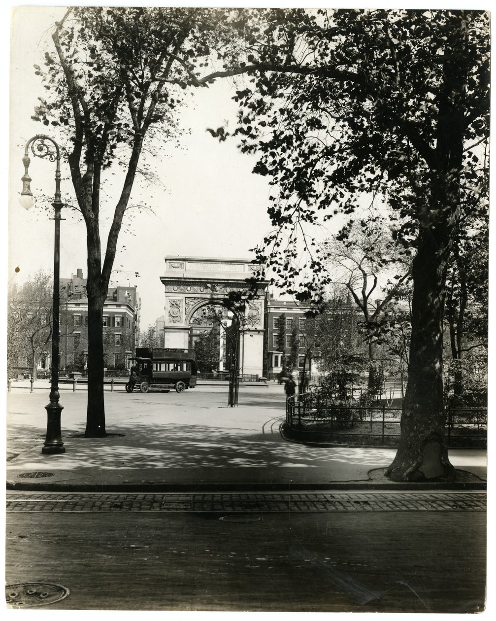 Washington Square North, New York, VS, ca. 1905-40 door Jessie Tarbox Beals