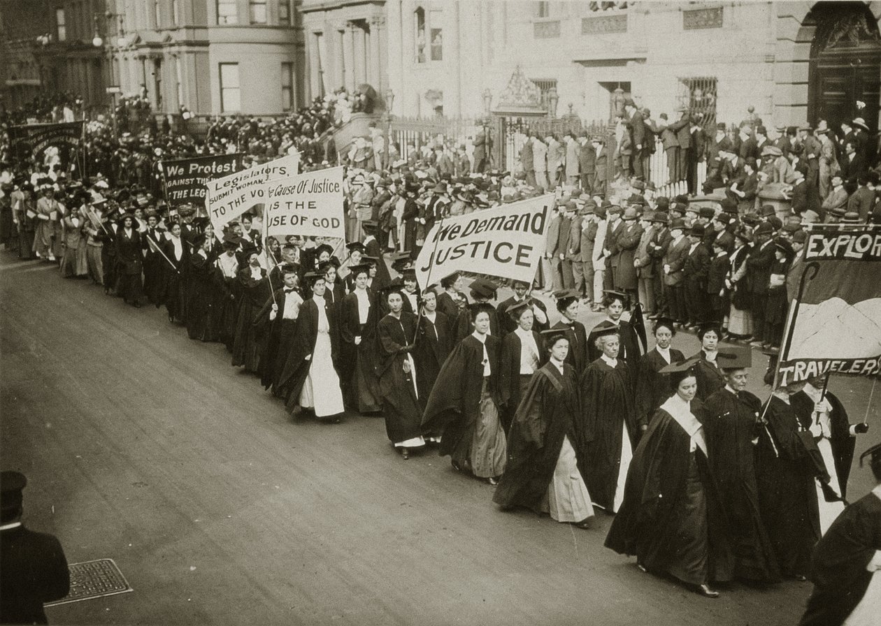 Vrouwen in academische kleding marcheren in een kiesrecht parade in New York City, 1910 door Jessie Tarbox Beals