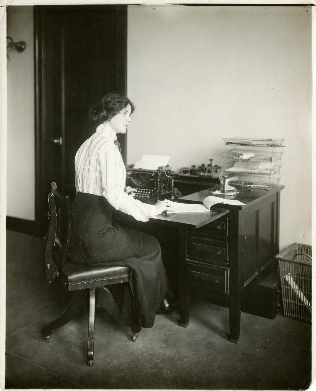 model met typemachine, ca. 1905-18 door Jessie Tarbox Beals