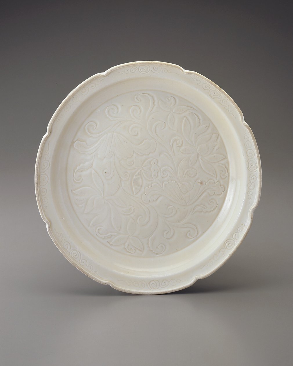 Schaal met bladrand en gesneden decoratie, Hebei-provincie door Jin Dynasty Chinese School