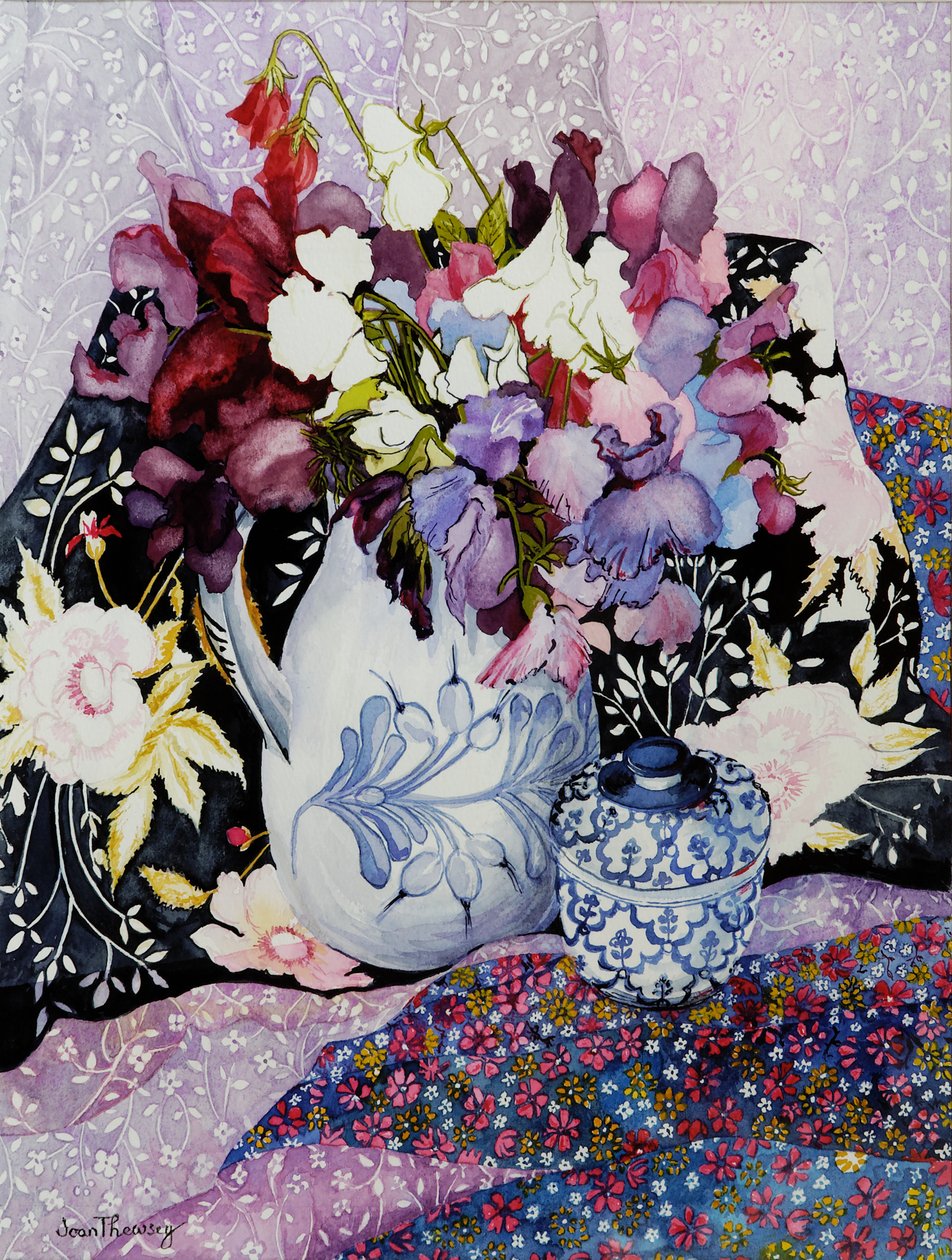 Lathyrus in een blauw-witte kan met blauw-witte pot en textiel door Joan Thewsey
