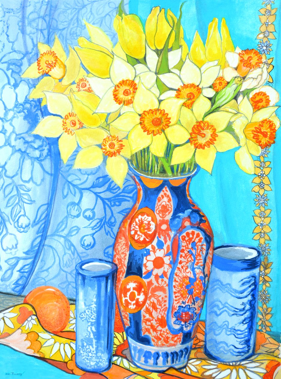 Narcissen en tulpen in een Imani vaas; sinaasappels en textiel door Joan Thewsey