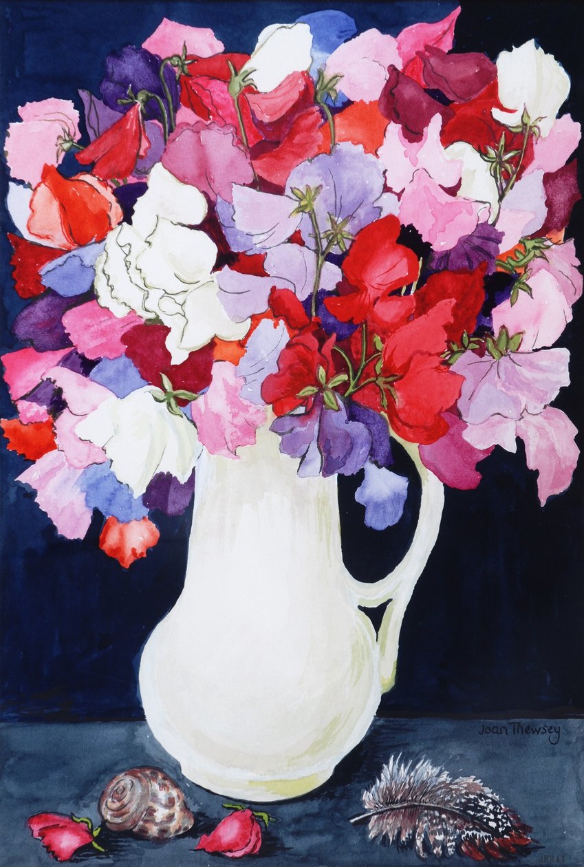 Lathyrus in een witte kan met schelp en veer door Joan Thewsey