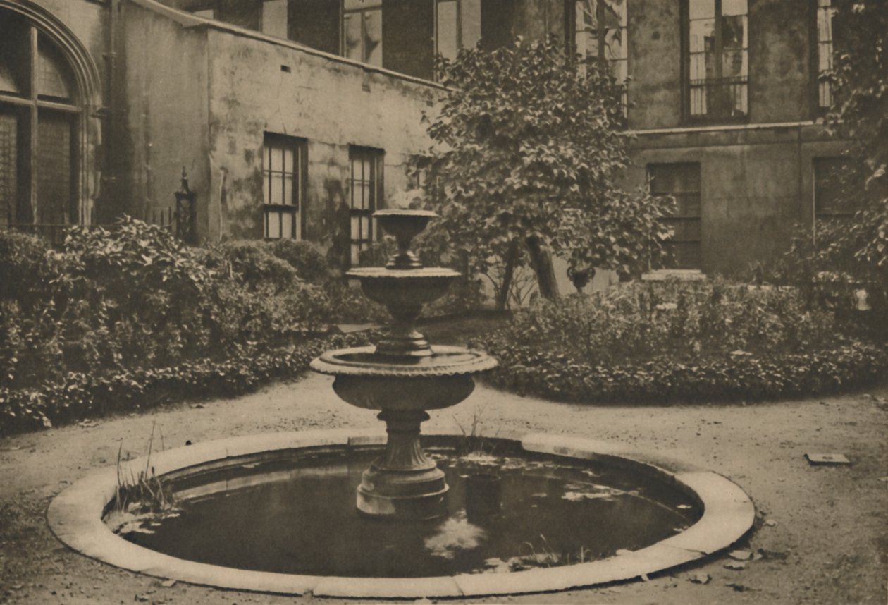 Oude moerbeiboom en fontein in de tuin van Drapers Hall door Joel
