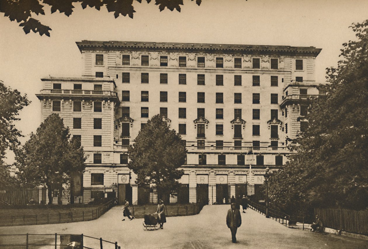 Bergmassa van Metselwerk op de Waardevolste Locatie van het West End, ca. 1935 door Joel