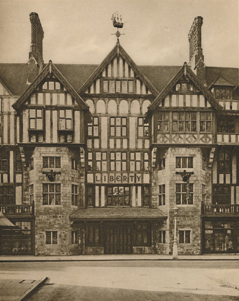 Deel van Libertys Tudor-gebouw in Great Marlborough Street, c1935 door Joel