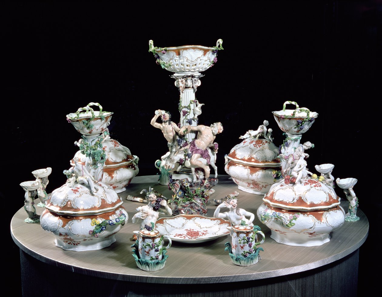 Deel van een Meissen diner servies besteld door Frederik de Grote voor generaal von Mollendorf, versierd met figuren van saters en Silenus en een ezel, 1761 door Johann Joachim Kaendler