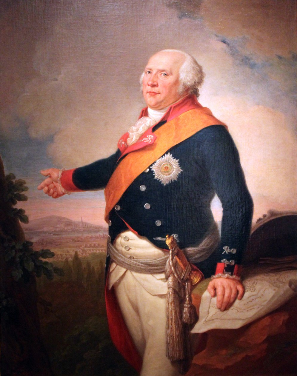 Portret van koning Frederik Willem II van Pruisen (1744-1797) met een ster van de Pruisische Orde van de Zwarte Adelaar, zijn linkerhand rustend op een kaart van Frankfurt, een landschap met het Pruisische leger gelegerd buiten Frankfurt door Johann Christoph Frisch