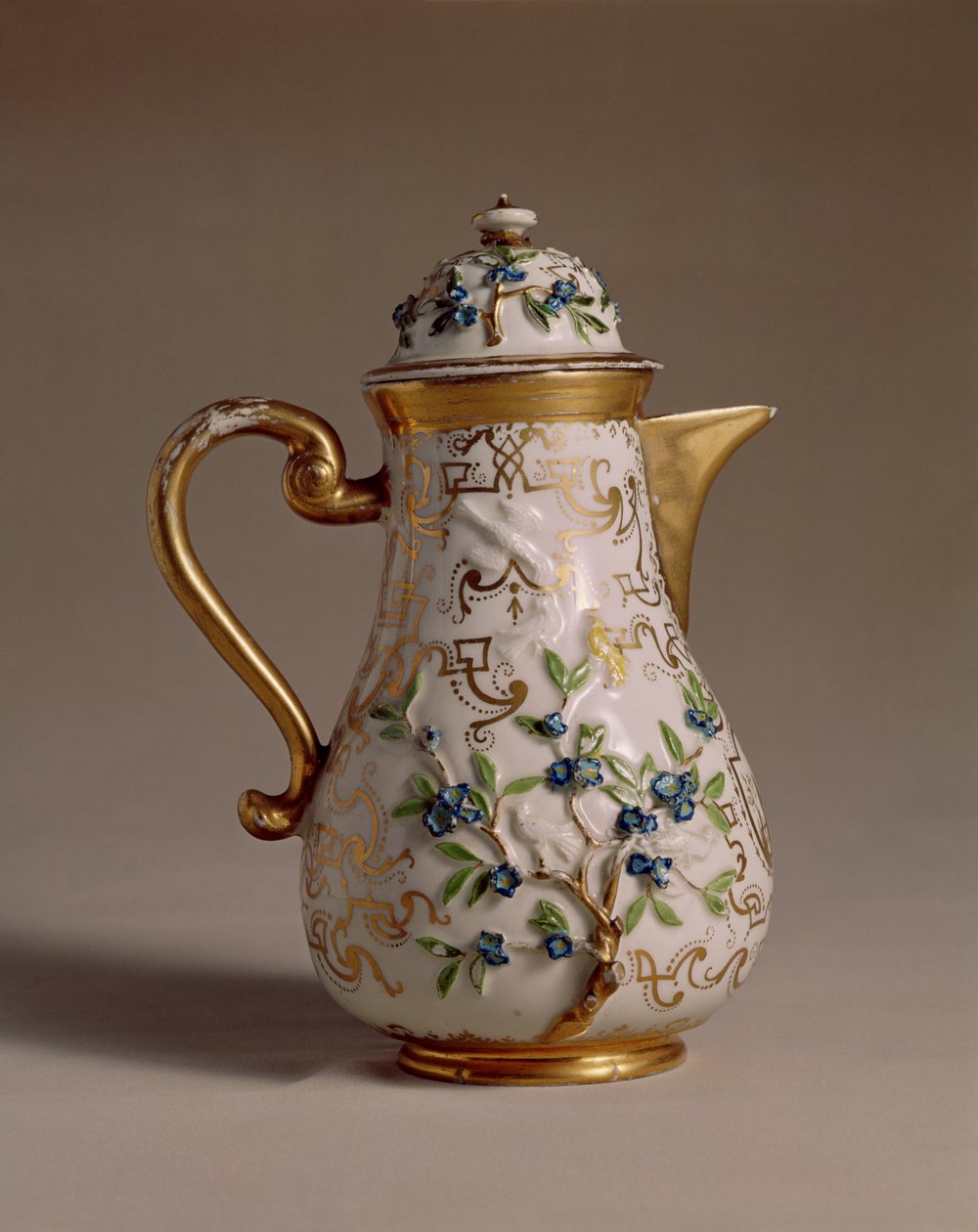 Koffiepot, versierd met aangebrachte reliëf, Meissen, ca. 1710 door Johann Friedrich Bottger