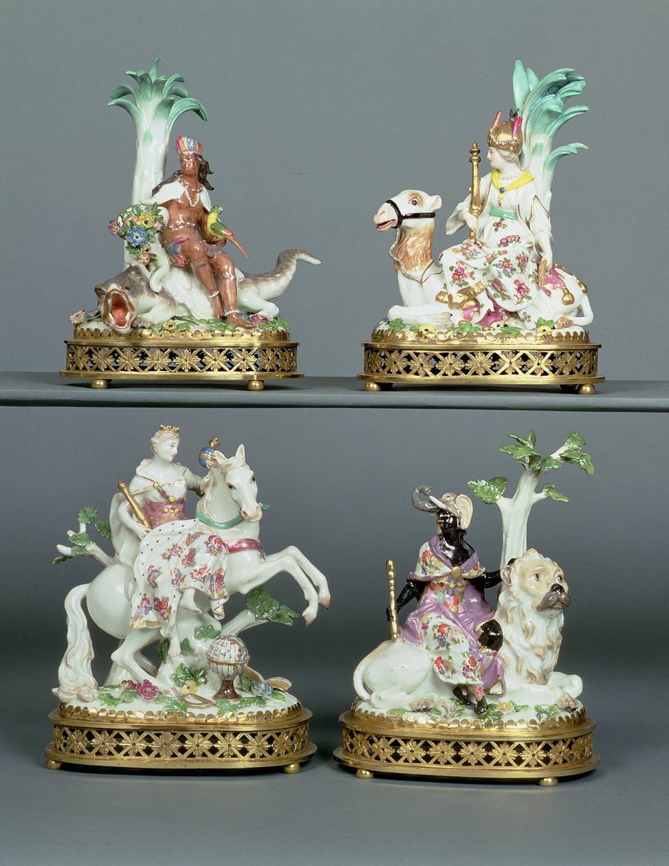 Vier Meissen-groepen die de vier continenten vertegenwoordigen, gemonteerd met Louis XVI ormolu, gemodelleerd door Johann Joachim Kandler, midden 18e eeuw door Johann Joachim Kaendler