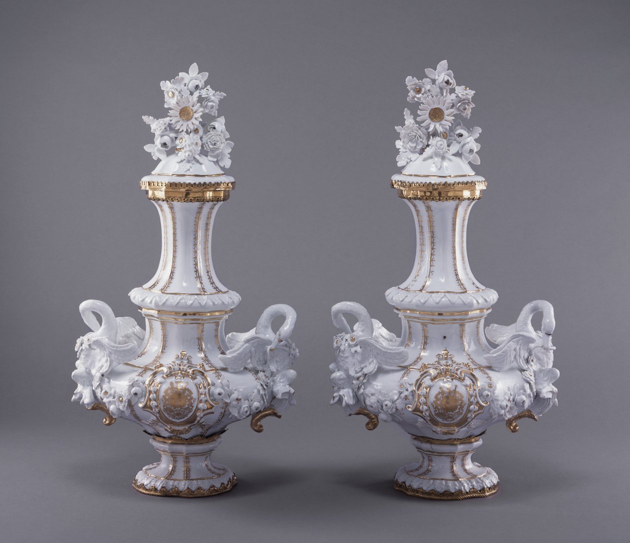 Twee vazen uit het Swan-servies door Johann Joachim Kändler