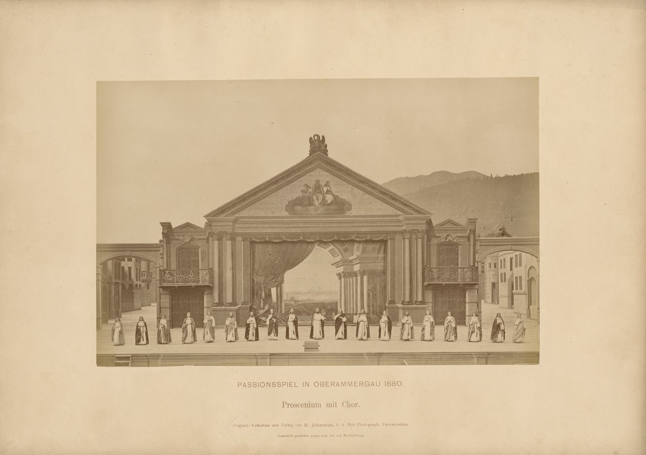 Passiespel van Ober-Ammergau - Proscenium met koor door Johannes Bernhard