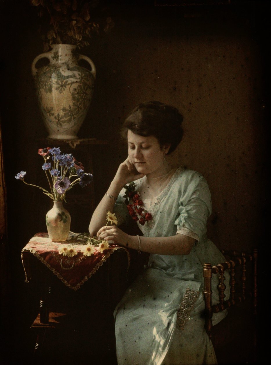 Vrouw met bloemen door Johannes Hendrikus Antonius Maria Lutz
