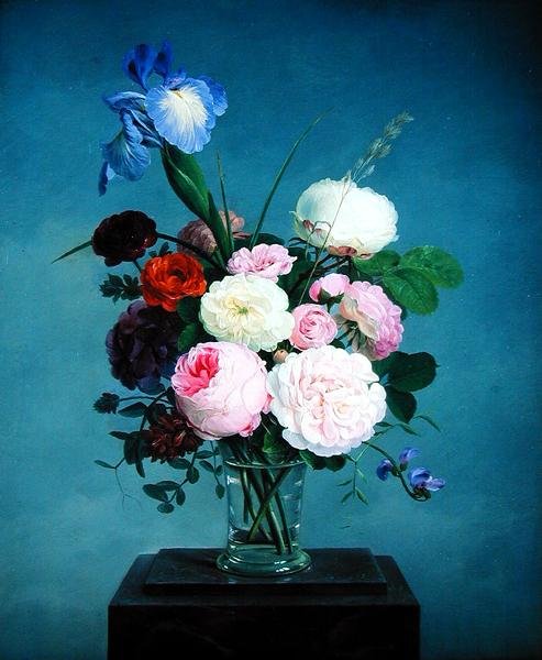 Rozen en een iris in een glazen vaas op een marmeren sokkel door Johannes Ludwig Camradt