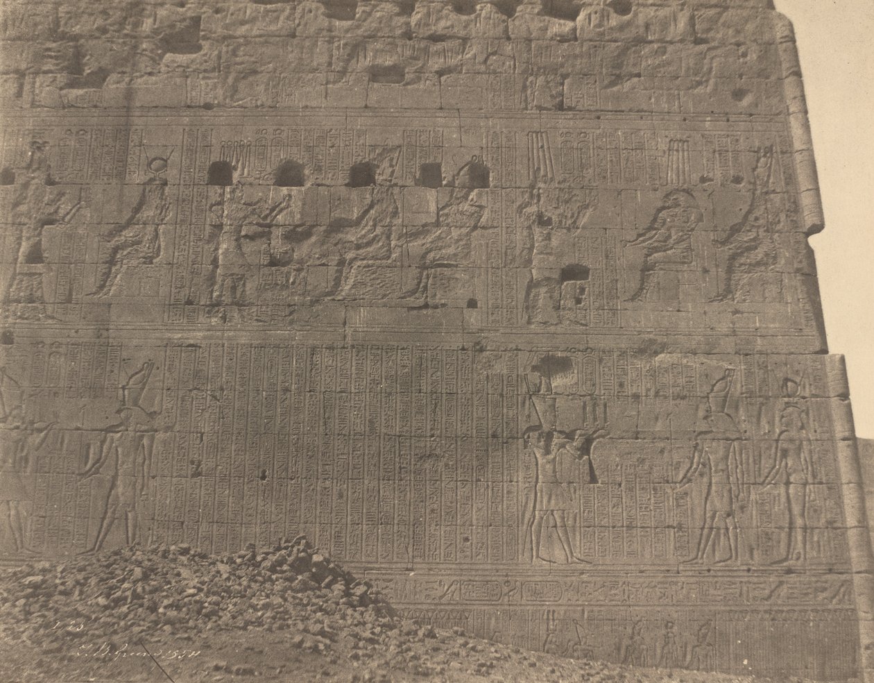 Edfu-Beelden en inscripties op oostelijke zijde door John Beasley Greene