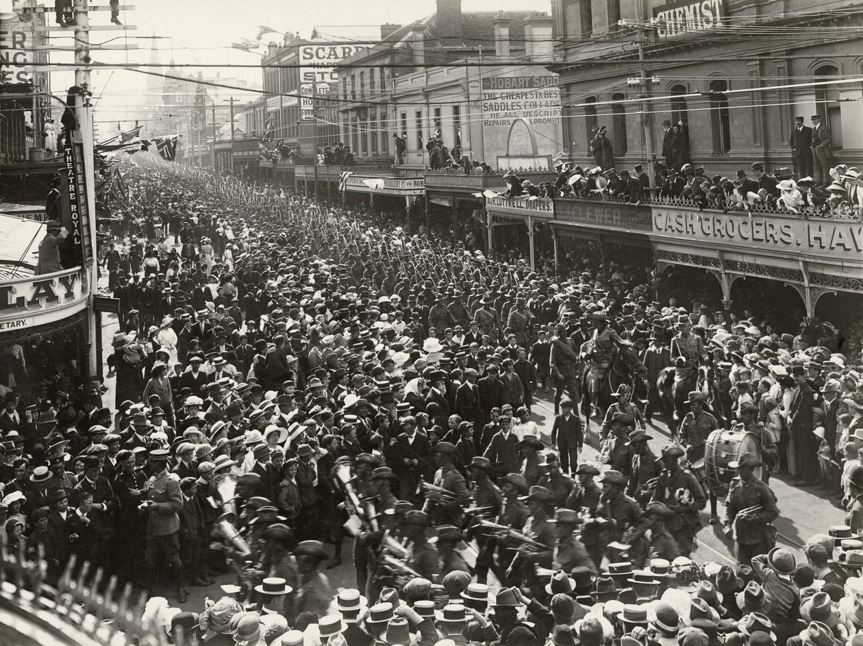 Het 12e Bataljon, AIF, marcherend door de stad voorafgaand aan het inschepen voor dienst in het buitenland, Hobart, Tasmanië, 14 oktober 1914 door John Beattie
