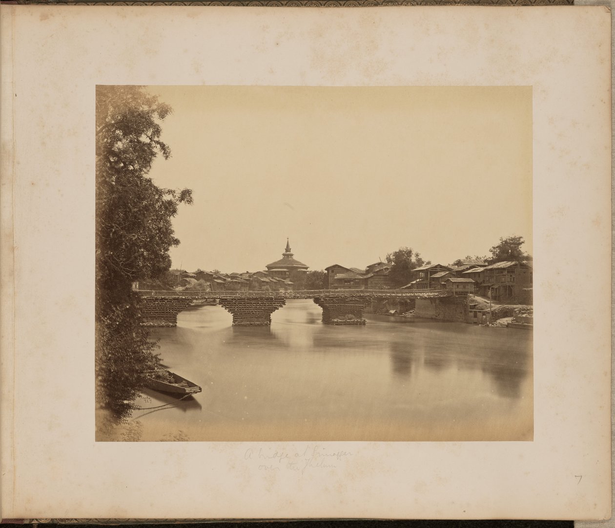 Een brug in Srinaggar over de Jhelum door John Edward Saché