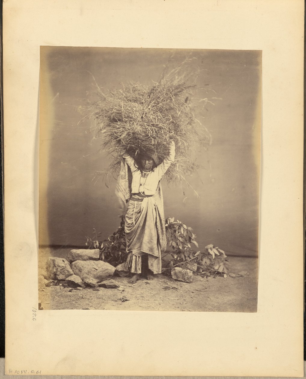 [Indiase boerin met takjes op haar hoofd]. door John Edward Saché
