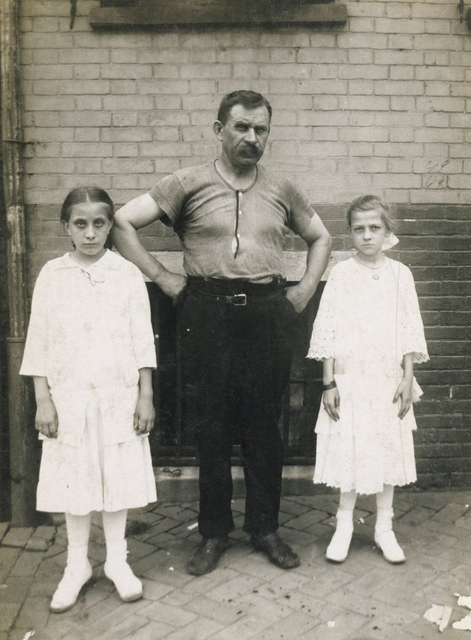 Een arbeider en zijn dochters, Kensington, Philadelphia door John Frank Keith
