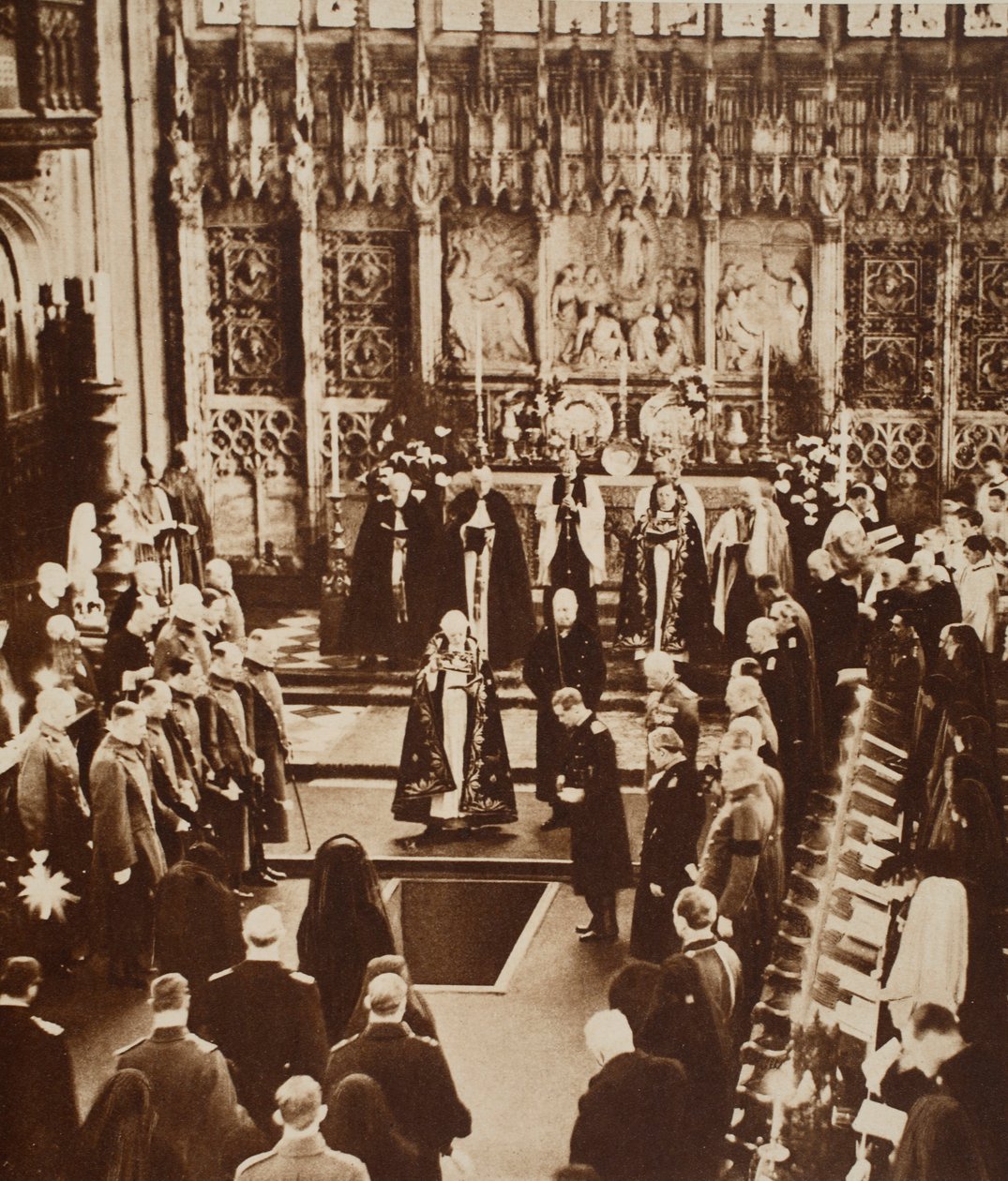 Koning Edward VIII strooit aarde op de kist van zijn vader, 1936 door John Hill