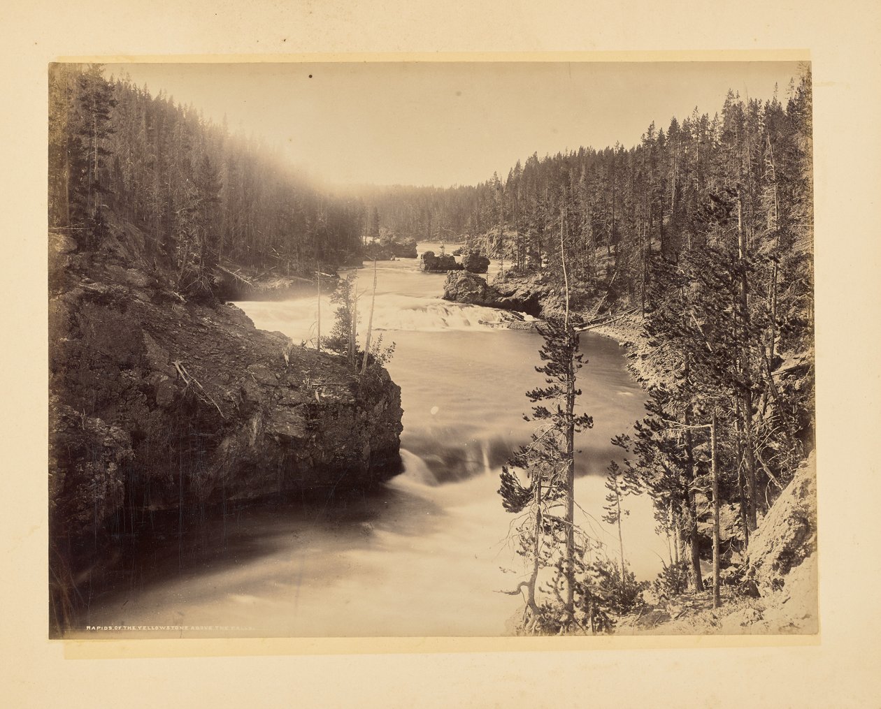 Stroomversnellingen van de Yellowstone boven de watervallen door John K. Hillers