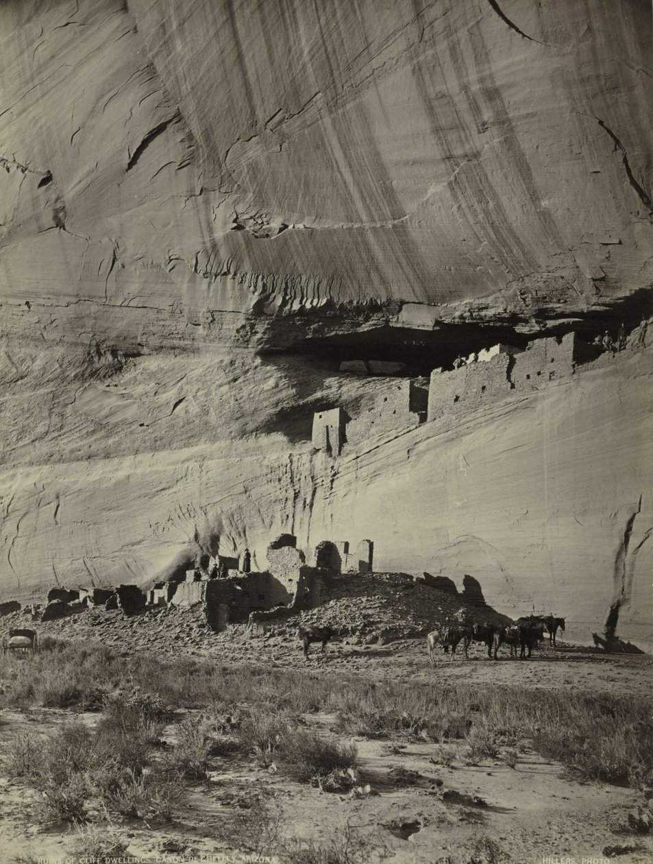 Ruïnes van rotswoningen, Cañon de Chelly, Arizona door John K. Hillers