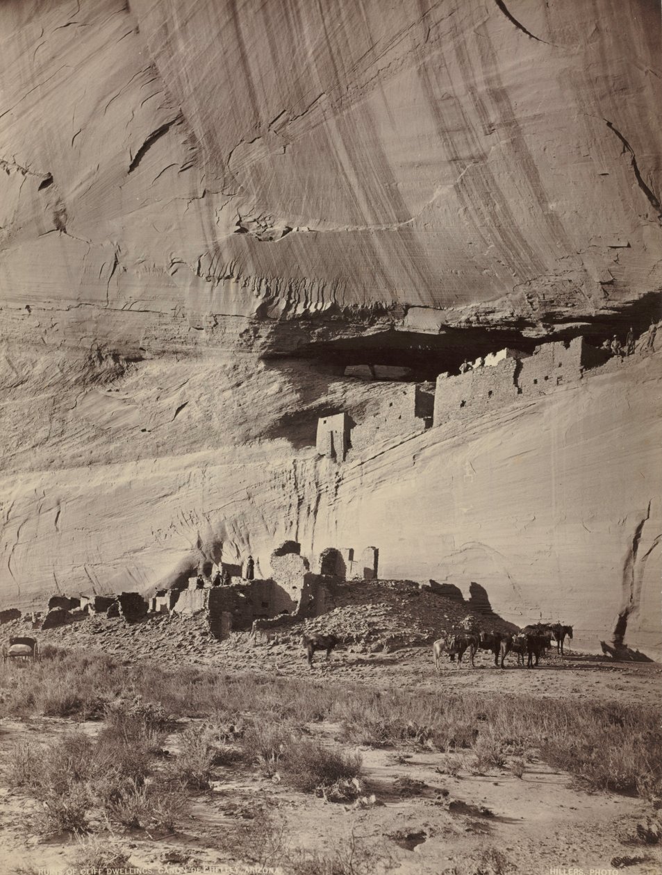 Ruïnes van klifwoningen, Cañon de Chelly, Arizona, ca. 1879-1881 door John K. Hillers