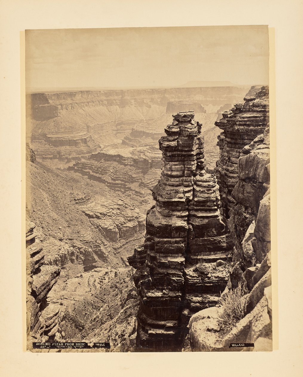 Shini-Mo-altaar bij Brink of Marble Canyon, Colorado River door John K. Hillers