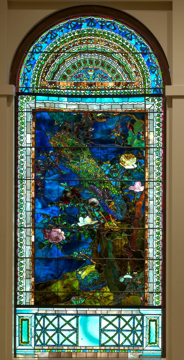 Pauwen en pioenen I door John La Farge