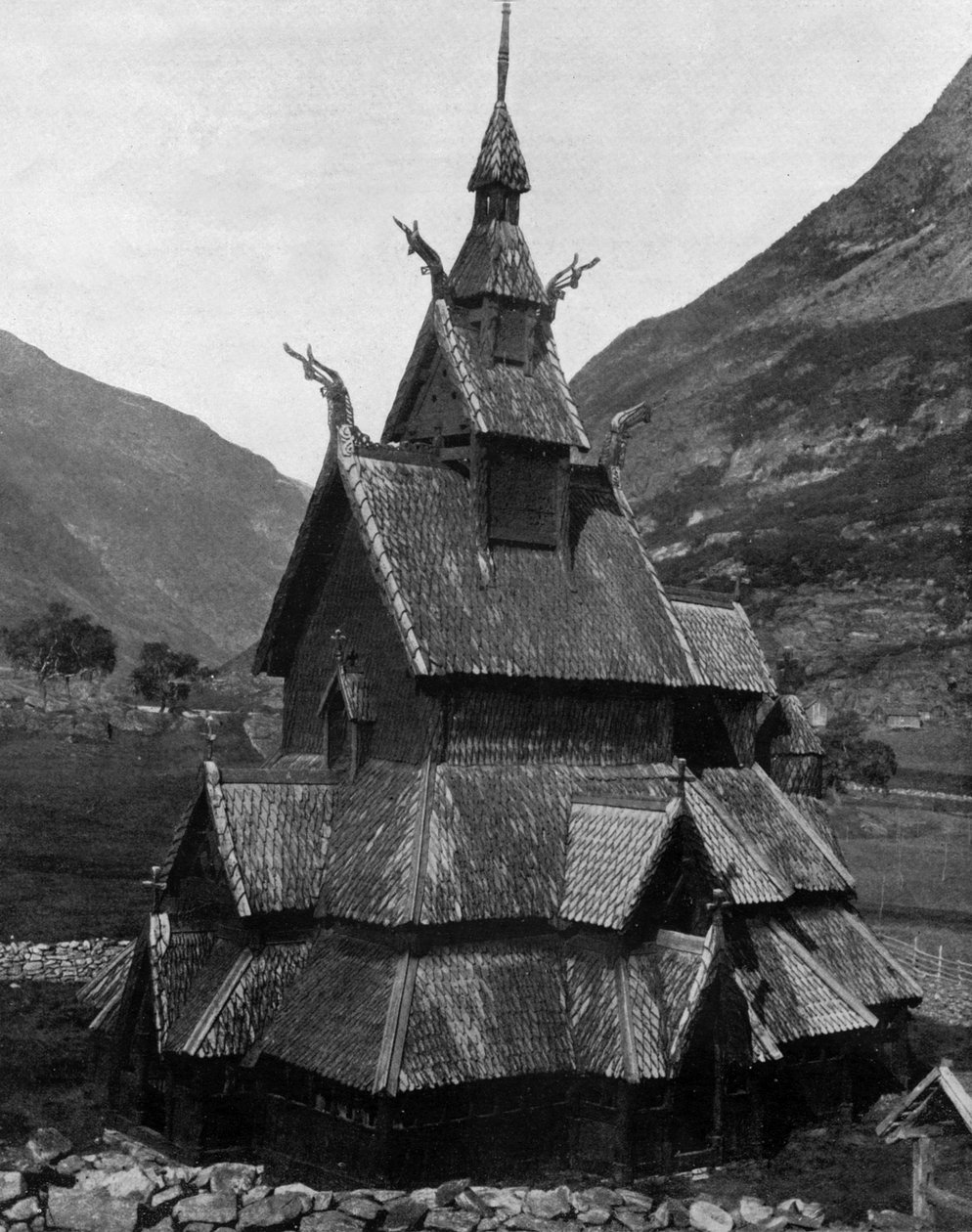 Borgund houten kerk in Noorwegen (12e eeuw) door John Lawson Stoddard